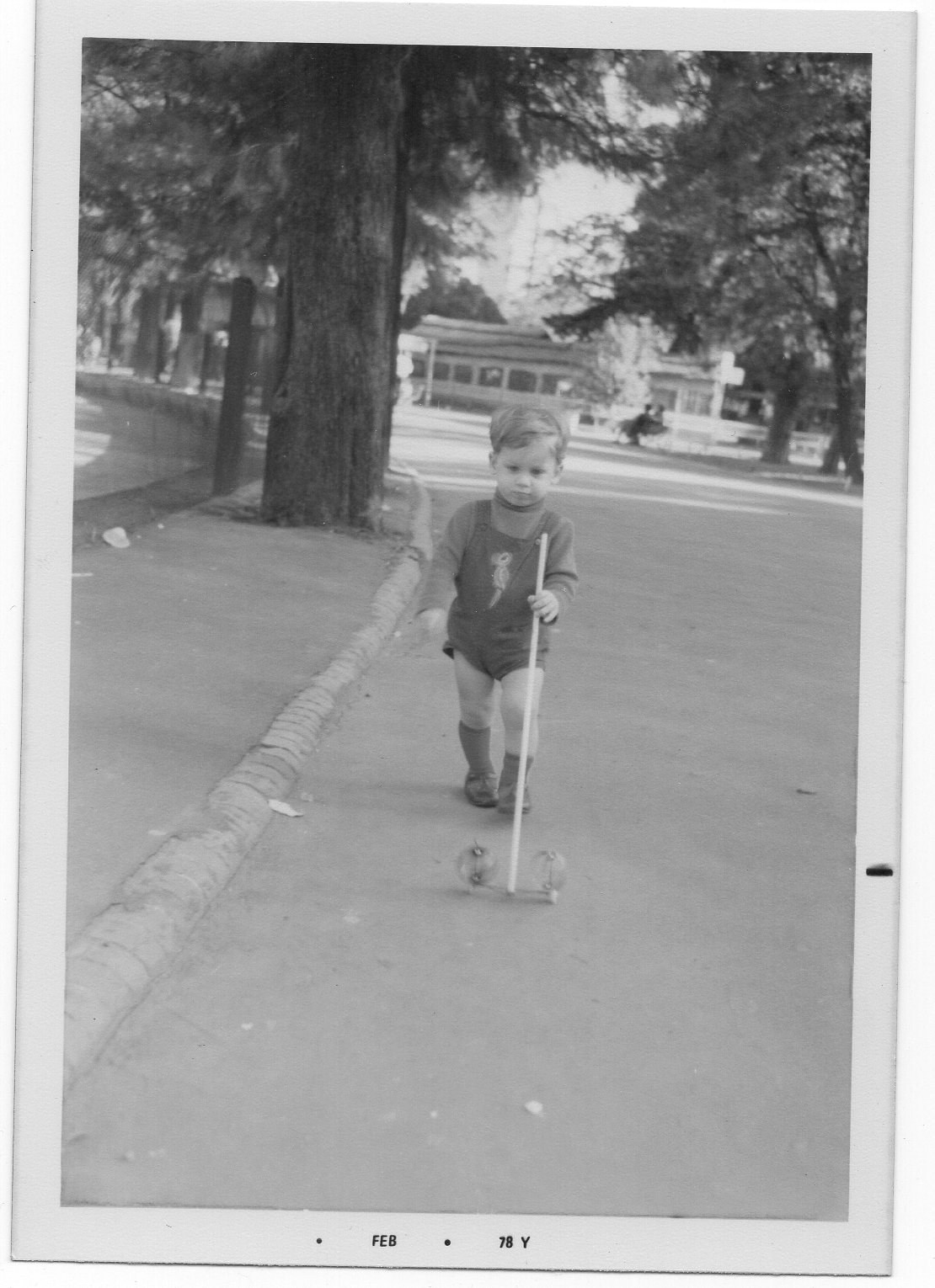 Black and white photograph of Martín Schurmann as a child in Buenos Aires